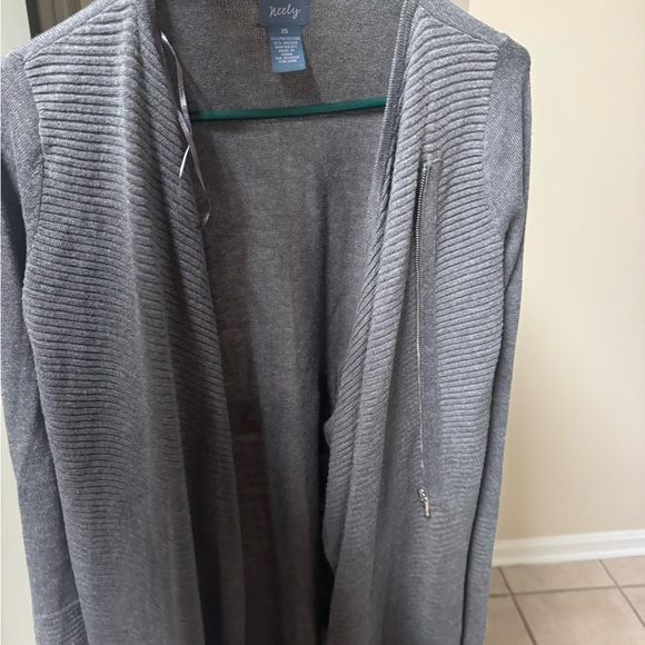 Elegant Gray Women's Cardigan - Picture 3 of 6